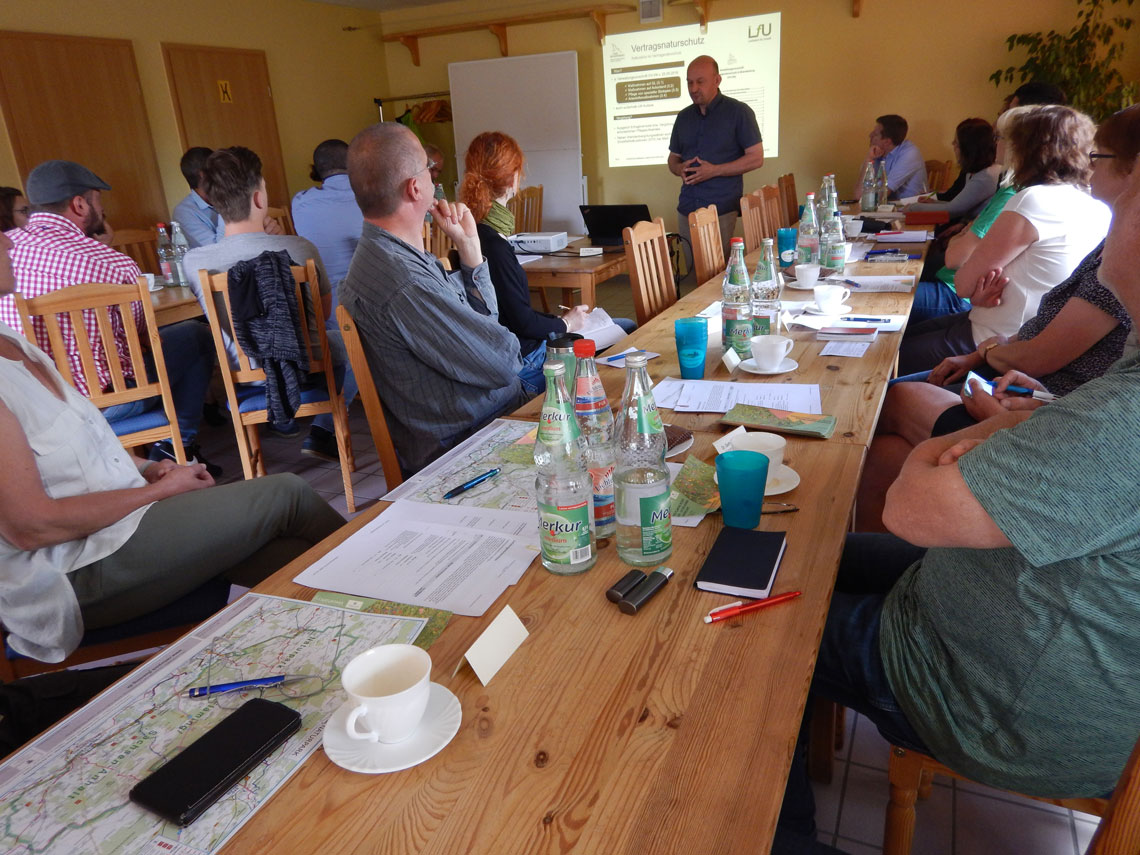 Herr Bohl vom Naturpark Hoher Fläming berichtet beim Expertenseminar über den Vertragsnaturschutz in Brandenburg