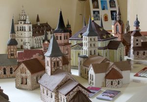 Dorfkirchenmuseum mit Blick auf Miniaturkirchen - entlang des Flämingradweges